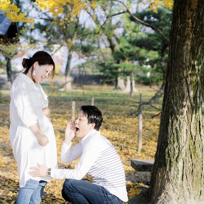 この写真は、出張撮影(家族写真(キッズ,ベビーフォト))のアルバム「舞鶴公園　マタニティーフォト」にある写真の1枚で、家族写真(キッズ,ベビーフォト)などが写っています。<br>「舞鶴公園　マタニティーフォト」では他にも:albumPhotoCount枚の家族写真を見ることができます。撮影者はyamegrapher 〜平島写真事務所〜です。カメラマンのプロフィールページで、家族写真(キッズ,ベビーフォト)撮影の口コミやおすすめコメントを見ることができます。