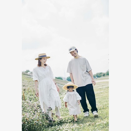 NISHIMURA AKINOBUが出張撮影したドレス, ジェスチャー, 自然の中の人々などが写った「家族フォト@二子玉川公園（東京都世田谷区）」の家族写真