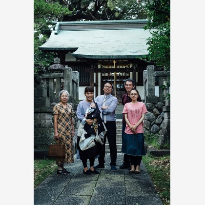 NAGASHIMA Photographyが出張撮影した輸送モード, 一眼レフカメラ, ジーンズなどが写った「お宮参り」の家族写真