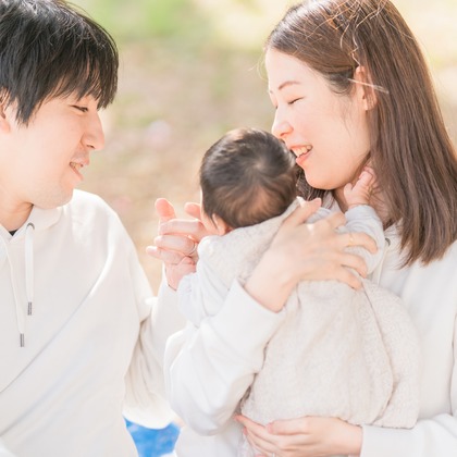 池田廉が出張撮影した赤ちゃん・幼児服, フラッシュ撮影, シャツなどが写った「公園にて」の家族写真