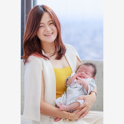 ちずカメラが出張撮影したジェスチャー, 自然の中の人々, 顔などが写った「親子」の家族写真