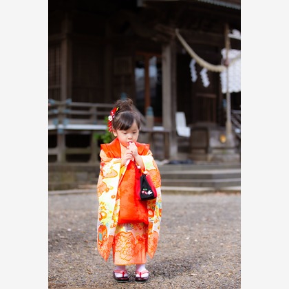 T.Matsumuraが出張撮影したShinohara Hachiman Jinja, 止まった鳥, ストリートファッションなどが写った「七五三＠篠原八幡神社」の家族写真