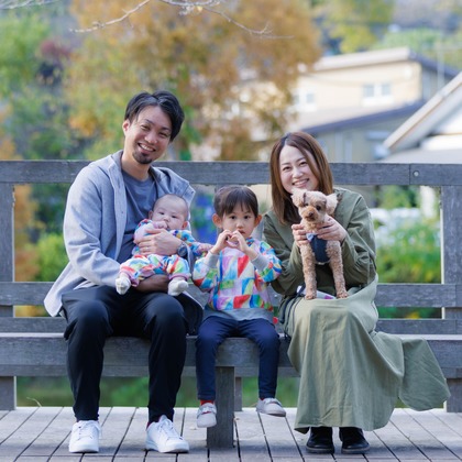 T.Matsumuraが出張撮影した「ペットと一緒に家族撮影」の家族写真