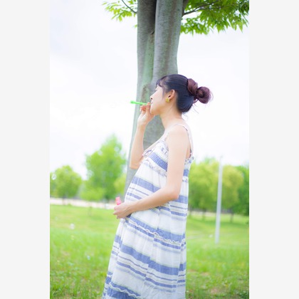 中井企画が出張撮影したフラッシュ撮影, シャツ, 家族一緒に写真を撮るなどが写った「マタニティカップルフォト」の家族写真