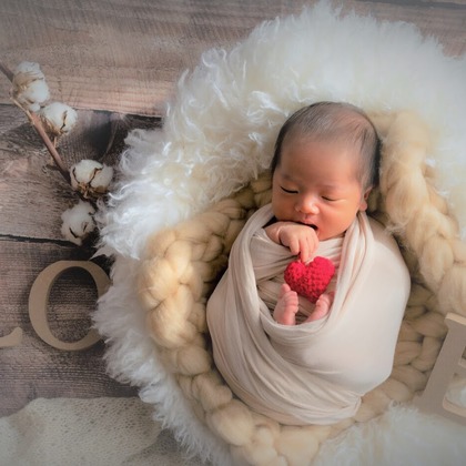 フォトラビが出張撮影した動物性食品, 天然素材, 赤ちゃん・幼児服などが写った「ご自宅でニューボーンフォト」の家族写真