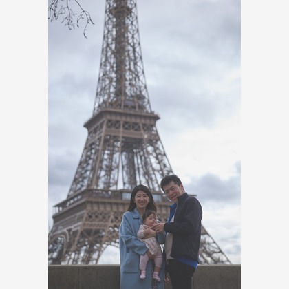 大阪フォトファクトリーが出張撮影したアルジェリア戦争とモロッコ、チュニジアでの戦闘を記念する国立記念碑, 世界の驚異, トロカデロ広場などが写った「家族写真」の家族写真