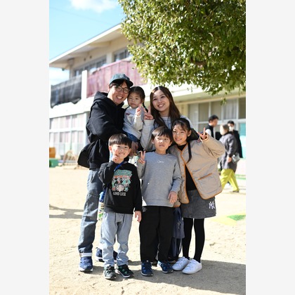 写真屋ごんちゃんが出張撮影した襟, 学生服, 統一などが写った「学校」の家族写真
