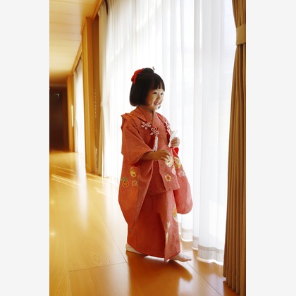 村田わかな広告写真が出張撮影したウエスト, フローリング, スリーブが写った七五三フォトの写真