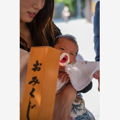 中村誠琢が出張撮影したネクタイ, フラッシュ撮影, ジェスチャーなどが写った「お宮参り」の家族写真