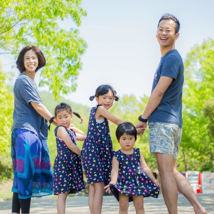 フォスタムが出張撮影した「春の公園で家族フォト」の家族写真