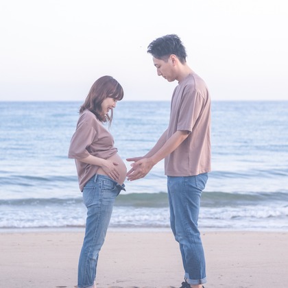 CREATIVE HOUSEが出張撮影したフラッシュ撮影, ビーチの人々, ジェスチャーなどが写った「マタニティフォト」の家族写真