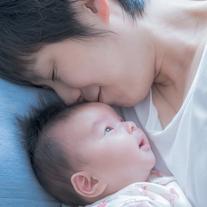 CREATIVE HOUSEが出張撮影した「ニューボーンフォト」の家族写真