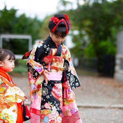 T.Matsumuraが出張撮影したShinohara Hachiman Jinja, 止まった鳥, ストリートファッションなどが写った「七五三＠篠原八幡神社」の家族写真