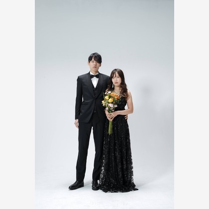 鈴木雅人が出張撮影したかざりや -蒸し餅-, Ichimonjiya Wasuke (Aburi-Mochi), ネクタイなどが写った「ファミリー/ウェディング」の家族写真