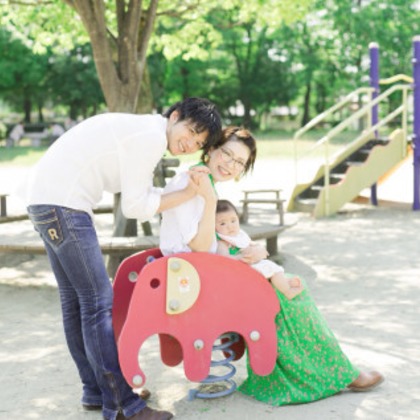 富岡 そよぎが出張撮影した「お気に入りの公園でのハーフバースデー」の家族写真