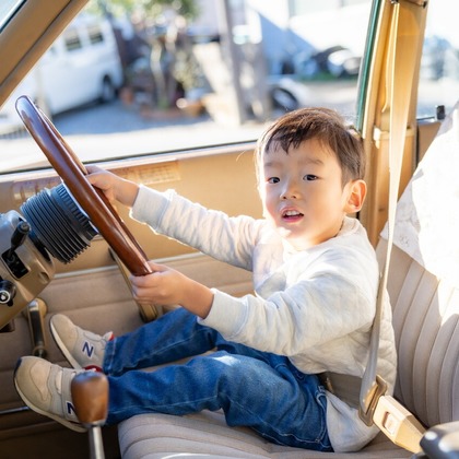 大森光太郎・K-PHOTOが出張撮影した赤ちゃん・幼児服, 分かち合う, フラッシュ撮影などが写った「家族写真撮影」の家族写真