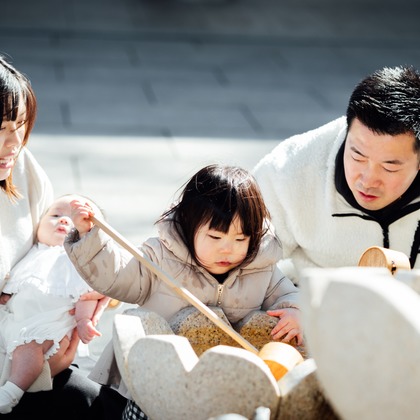 出張撮影くろさわが出張撮影したショール, 唯一, 裸足などが写った「お宮参り」の家族写真