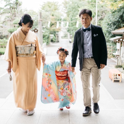 植村由理が出張撮影したストリートファッション, 753, 生物などが写った「七五三　＠神明社　横浜」の家族写真