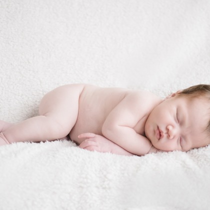 アトリエ　エピカ/清水　一哉が出張撮影したカレンダー, 就寝時間, ニューボーンフォト(新生児写真)などが写った「ニューボーンフォト」の家族写真