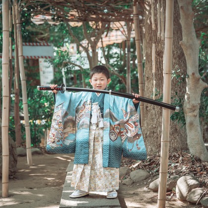 伊藤雄太写真館が出張撮影した自然の中の人々, 幸福, 黒髪などが写った「七五三フォト」の家族写真
