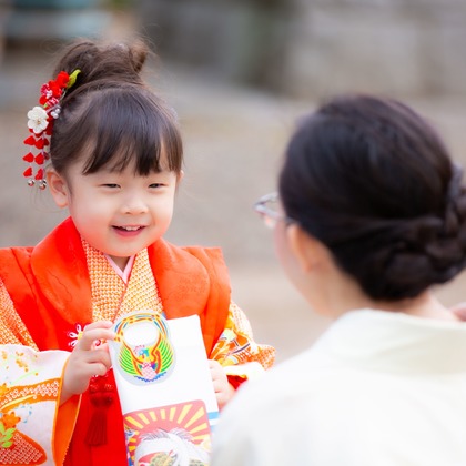 T.Matsumuraが出張撮影したShinohara Hachiman Jinja, 止まった鳥, ストリートファッションなどが写った「七五三＠篠原八幡神社」の家族写真
