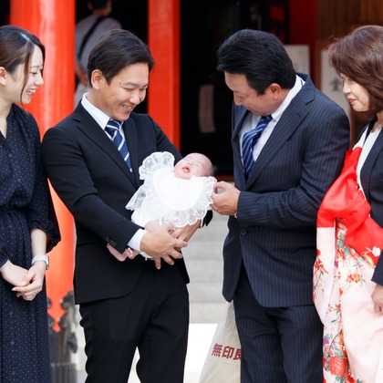 中井企画が出張撮影した挨拶, ネクタイ, 赤ちゃん・幼児服などが写った「お宮参り」の家族写真