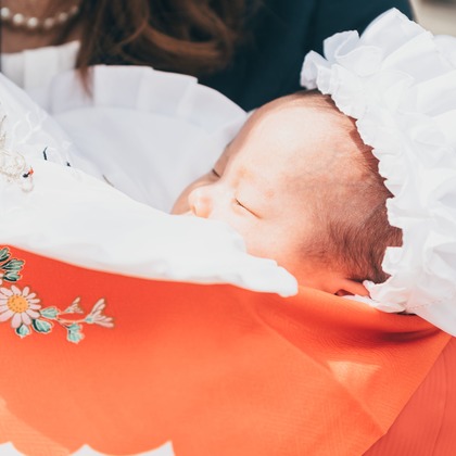 遥南　碧が出張撮影した人間の髪の色, ヘアアクセサリー, お宮参りなどが写った「お宮参りin 伊勢山皇大神宮」の家族写真