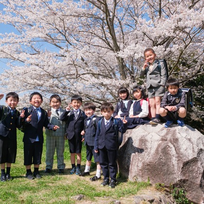 高夏写真店が出張撮影した「入学記念の写真撮影」の家族写真