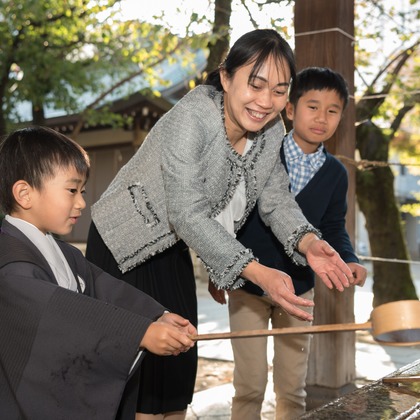 この写真は、出張撮影(家族写真(キッズ,ベビーフォト))のアルバム「七五三ロケーション撮影」にある写真の1枚で、家族写真(キッズ,ベビーフォト)などが写っています。<br>「七五三ロケーション撮影」では他にも:albumPhotoCount枚の家族写真を見ることができます。撮影者は福田博之です。カメラマンのプロフィールページで、家族写真(キッズ,ベビーフォト)撮影の口コミやおすすめコメントを見ることができます。