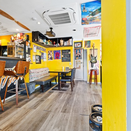 山内　信弥が撮影した「ブリティッシュパブ、タトゥースタジオ」の写真