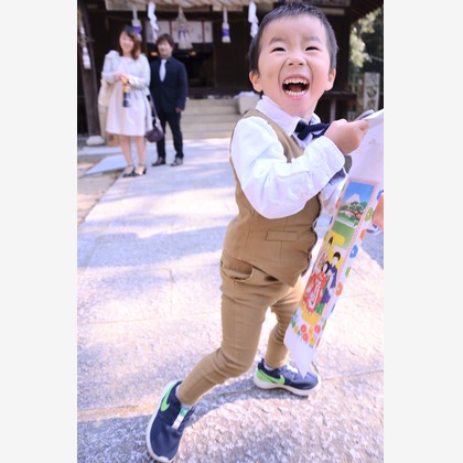 ko1low photographが出張撮影した紫色, 楽しげ, 子どもが写ったエンゲージメントフォトの写真