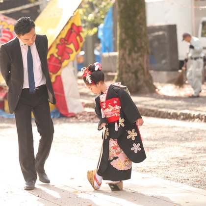 この写真は、出張撮影(家族写真(キッズ,ベビーフォト))のアルバム「大国魂神社　七五三撮影」にある写真の1枚で、家族写真(キッズ,ベビーフォト)などが写っています。<br>「大国魂神社　七五三撮影」では他にも:albumPhotoCount枚の家族写真を見ることができます。撮影者はKan Suzuki  photographyです。カメラマンのプロフィールページで、家族写真(キッズ,ベビーフォト)撮影の口コミやおすすめコメントを見ることができます。