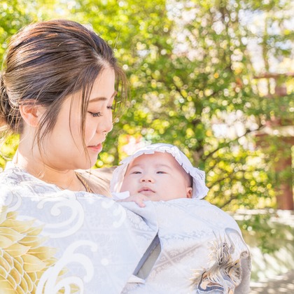 森元こずえが出張撮影したネクタイ, シャツ, ジェスチャーなどが写った「お宮参り」の家族写真