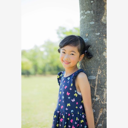 フォスタムが出張撮影した植物, 顔, 頬などが写った「春の公園で家族フォト」の家族写真