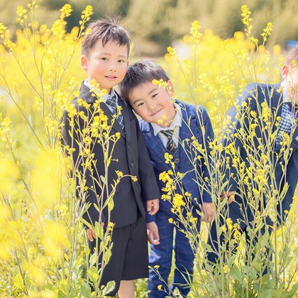 AXiS Photo Servise 藤井靖史が出張撮影したフラッシュ撮影, シャツ, ビーチの人々などが写った「一般出張撮影」の家族写真