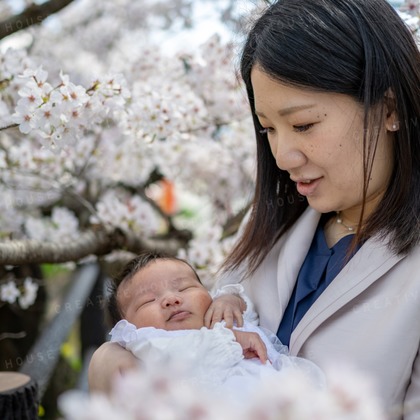 CREATIVE HOUSEが出張撮影したMomijihachimangu, Hakozakigu, ネクタイなどが写った「お宮参り」の家族写真