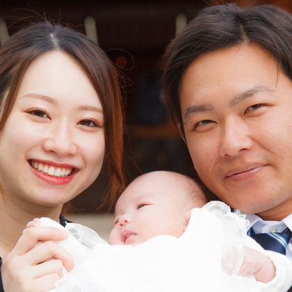 中井企画が出張撮影した挨拶, ネクタイ, 赤ちゃん・幼児服などが写った「お宮参り」の家族写真