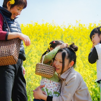 大森光太郎・K-PHOTOが出張撮影した赤ちゃん・幼児服, 分かち合う, フラッシュ撮影などが写った「家族写真撮影」の家族写真