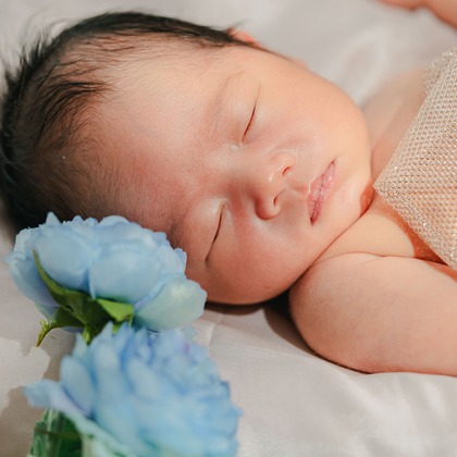 玉城　肇が出張撮影した色合いと色合い, 赤ちゃん・幼児服, 眠っている赤ちゃんなどが写った「ニューボーン撮影」の家族写真