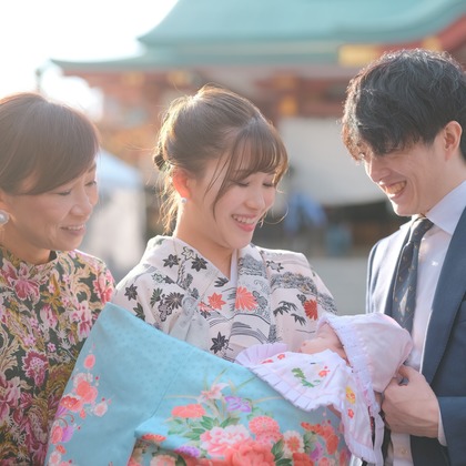 杉本 周平が出張撮影した五感の庭, ベビーキャリア, ネクタイが写った家族写真の出張撮影の写真