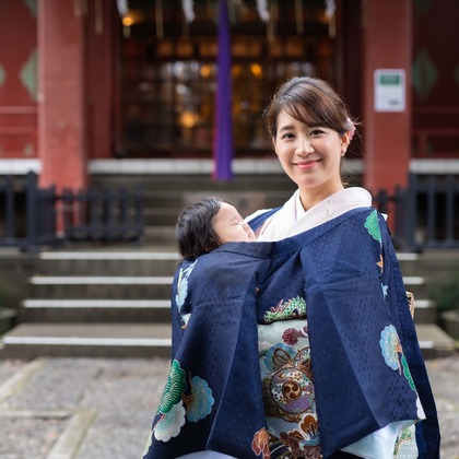 T.Matsumuraが出張撮影したカエデの葉, 振袖, 立っているなどが写った「お宮参り(着物)&七五三＠大森熊野神社」の家族写真