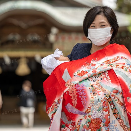 CREATIVE HOUSEが出張撮影したMomijihachimangu, Hakozakigu, ネクタイなどが写った「お宮参り」の家族写真