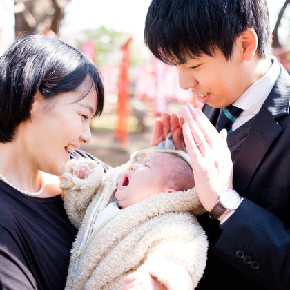 アトリエ　エピカ/清水　一哉が出張撮影したインタラクション, 顔, お宮参りなどが写った「お宮参り」の家族写真