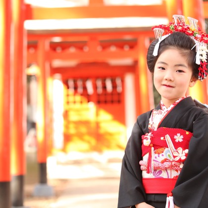 この写真は、出張撮影(家族写真(キッズ,ベビーフォト))のアルバム「大国魂神社　七五三撮影」にある写真の1枚で、家族写真(キッズ,ベビーフォト)などが写っています。<br>「大国魂神社　七五三撮影」では他にも:albumPhotoCount枚の家族写真を見ることができます。撮影者はKan Suzuki  photographyです。カメラマンのプロフィールページで、家族写真(キッズ,ベビーフォト)撮影の口コミやおすすめコメントを見ることができます。