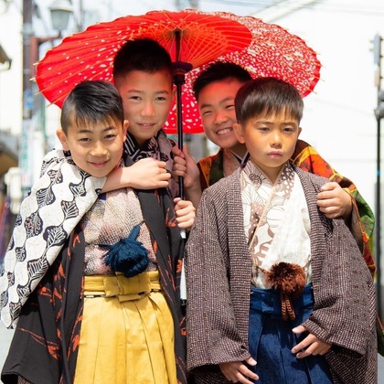 中井企画が出張撮影したKishiwada Castle, スポーツユニフォーム, 分かち合うなどが写った「ハーフ成人式」の家族写真