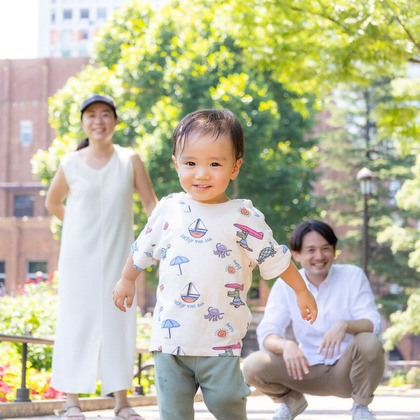 大森光太郎・K-PHOTOが出張撮影した赤ちゃん・幼児服, 分かち合う, フラッシュ撮影などが写った「家族写真撮影」の家族写真
