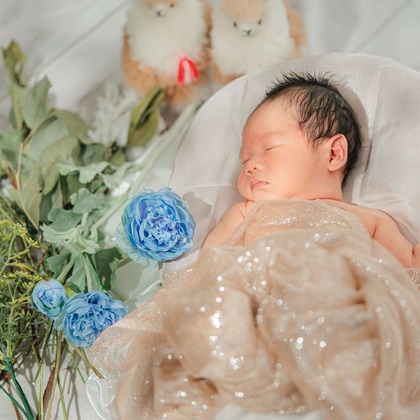 玉城　肇が出張撮影した色合いと色合い, 赤ちゃん・幼児服, 眠っている赤ちゃんなどが写った「ニューボーン撮影」の家族写真