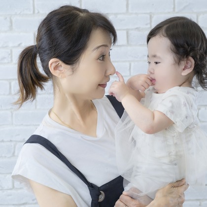 A&Y写真OFFICEが出張撮影した荷物とバッグ, シンボル, バックパックなどが写った「家族写真」の家族写真