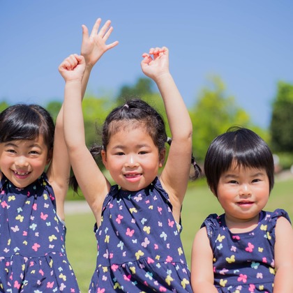 この写真は、出張撮影(家族写真(キッズ,ベビーフォト))のアルバム「春の公園で家族フォト」にある写真の1枚で、家族写真(キッズ,ベビーフォト)などが写っています。<br>「春の公園で家族フォト」では他にも:albumPhotoCount枚の家族写真を見ることができます。撮影者はフォスタムです。カメラマンのプロフィールページで、家族写真(キッズ,ベビーフォト)撮影の口コミやおすすめコメントを見ることができます。