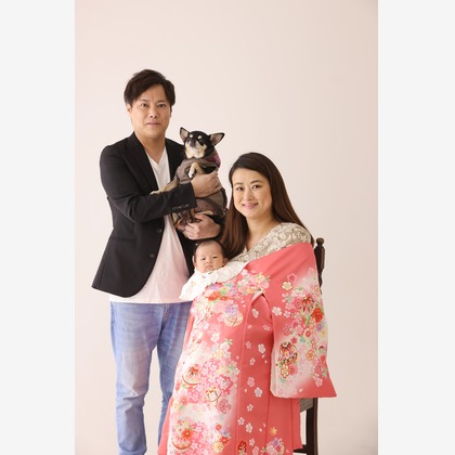 A-Studioが出張撮影したフリル, 赤ちゃん・幼児服, リネンなどが写った「子供写真（お宮参り）」の家族写真